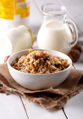 muesli biologico nella ciotola bianca per la prima colazione