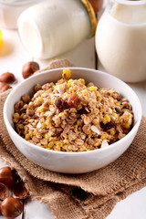 muesli biologico nella ciotola bianca per la prima colazione