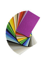 Palette de couleurs en papier sur fond blanc