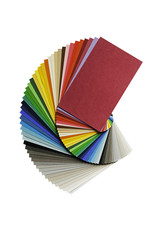 Palette de couleurs en papier sur fond blanc