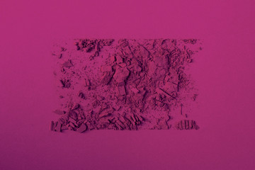 Monochrome de poudre de maquillage fard à paupières rose sur fond rose 
