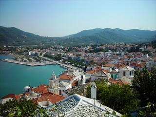 Obraz premium Panoramic view on the rooftops of Skopelos, capital of the Greek island of the same name, on a sunny day in late summer.