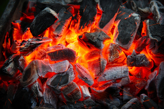 Gl&uuml;hende grillkohle