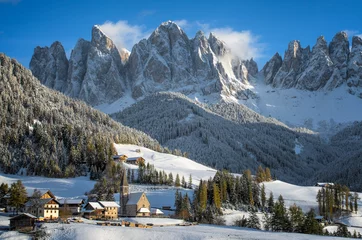Papier Peint photo autocollant Dolomites Village des Dolomites en hiver
