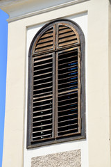 Altes Bogenfenster mit hölzernen Fensterläden