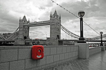Londres,Tower bridge et ses bou&eacute;es de sauvetage sous les nuages.Promenade le long de la tamise