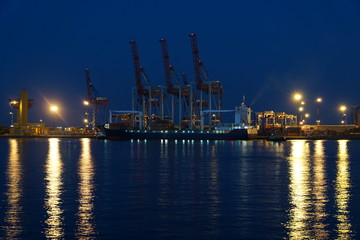 Fototapeta na wymiar Sea port at night