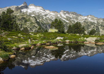 Fototapeta na wymiar Lac Aumar, water and mountains in the natural park of the French Pyrenees