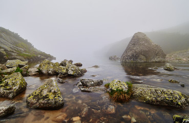 Górski staw we mgle, mountain lake in fog