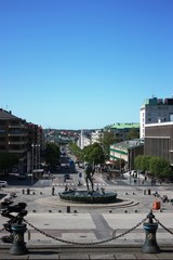 Naklejka premium Götaplatsen, Kungsportsavenyen and Poseidon Statue Fountain in Gothenburg under blue sky, Sweden