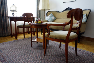 Wohnzimmer mit Stühlen und Sofa