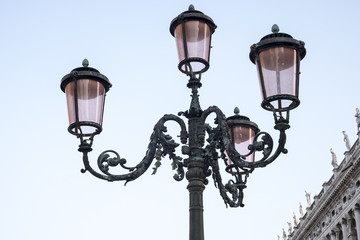 Fototapeta na wymiar Lampadaire à 4 lanternes (Place Saint-Marc, Venise)