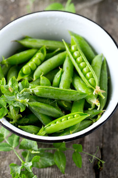 pea pods in a bowl