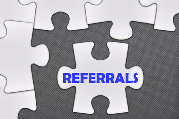 Obraz premium jigsaw puzzle written word referrals