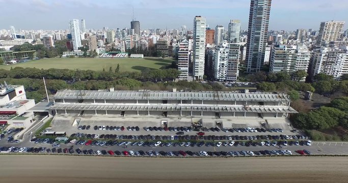 Escena con dron aérea  del paisaje urbano al detalle del estadio de polo. Hipódromo. Se puede apreciar la pista de carreras, torres, edificios y el hipódromo. Paisaje urbano. Buenos Aires.