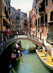 Fototapeta na wymiar ベネツィアの運河とゴンドラ