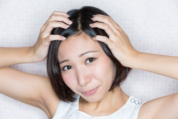 Fototapeta premium 頭を抱える女性