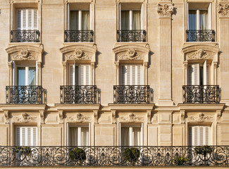 Naklejka premium Typowa fasada paryskiego budynku w pobliżu Notre-Dame