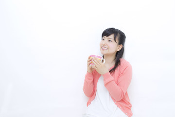 マグカップを持つ笑顔の女性
