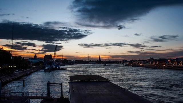 Sunset view at Phra Phuttha Yodfa Bridge, Memorial Bridge Timelapse	