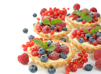 Cake with custard and berries
