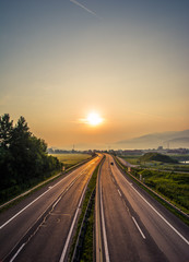 Autobahn und Sonnenaufgang
