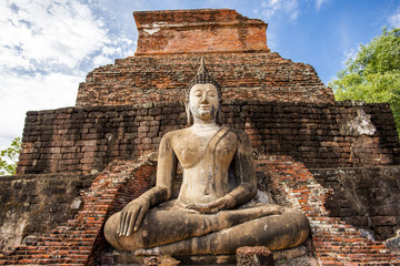 Obraz premium Ancient Buddha Statue at Sukhothai historical park, Mahathat Temple ,Thailand.
