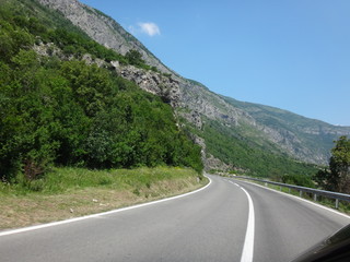 Дорога трасса в горах в летний солнечный день