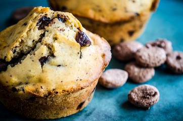 Muffins mit Schokolade und Kekse auf blauem Teller