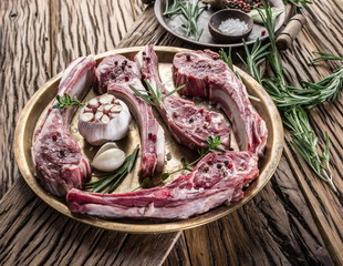 Raw lamb chops with garlic and herbs.