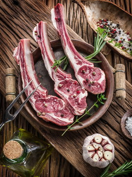 Raw lamb chops with garlic and herbs.