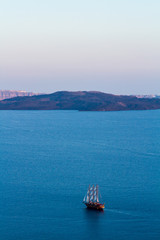 Obraz premium Ship sailing in the santorini caldera.