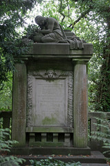Obraz premium Grabmal auf dem alten Friedhof in Schwerin