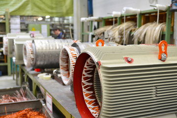Gehäuse von Elektromotoren in einer Fabrik im Maschinenbau // Housing of electric motors in a...