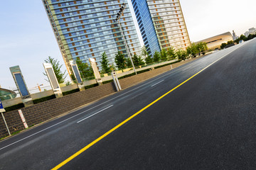 Obraz premium Modern building and empty asphalt road