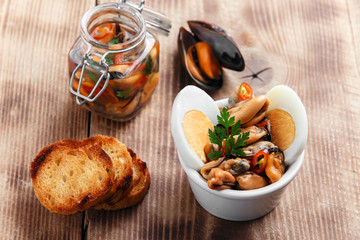 mussels salad with boiled egg