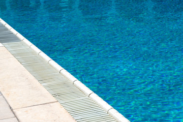 Fototapeta na wymiar Piscina con bordo piscina