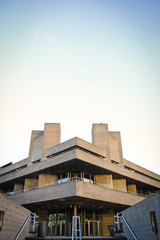 Het Nationaal Theater, Londen. De façade van het National Theatre, onderdeel van het centrum van South Bank in Londen, een klassiek voorbeeld van brutalistische architectuur.