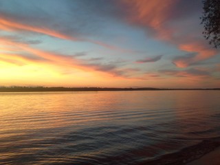 Закат на реке