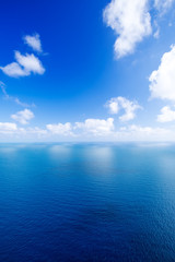 Obraz premium Horizon over blue sea