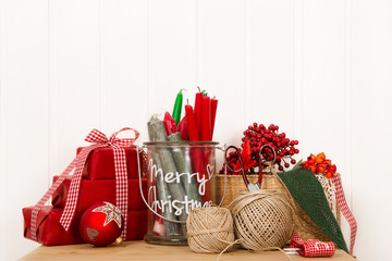 Weihnachtsgeschenke selber verpacken und basteln. Hintergrund weihnachtlich in rot und weiß.