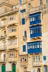 Fototapeta na wymiar Balconi di legno colorati e coperti tipici di Malta 