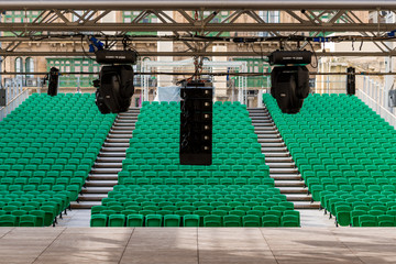 Allestimento di un teatro all’aperto 