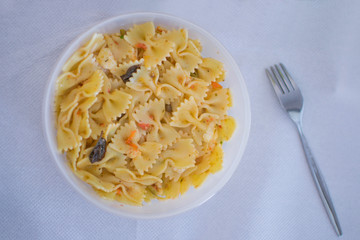 Piatto di farfalline e forchetta