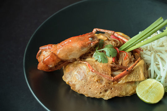 Pad thai, fry noodles with shrimp