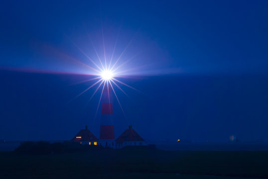 Leuchtturm Westerhever bei Nacht,  Westerheversand, Nationalpark Schleswig-Holsteinisches Wattenmeer, Schleswig-Holstein, Deutschland