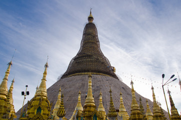Naklejka premium Detail of the ancient Shwedagon pagoda at twilight, quinquennial