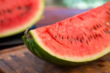 Fette di anguria matura sul tagliere