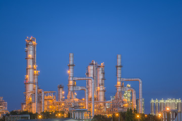 Plakat Oil refinery or petrochemical industry at twilight sky