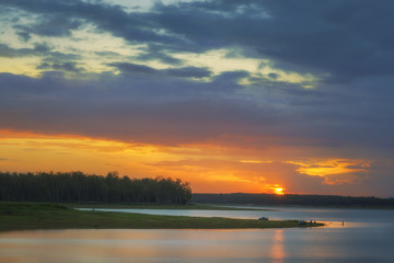 Fototapeta na wymiar beautiful sunrise on the lake